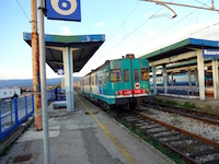 Triebwagen im Bahnhof Rosarno